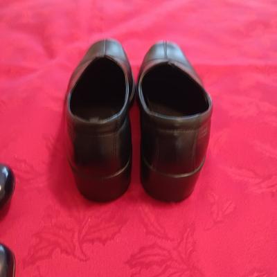 LADIES ECCO LIGHT CASUAL SHOES (38) AND CLARKS COLLECTION DRESS SHOES (7 1/2)
