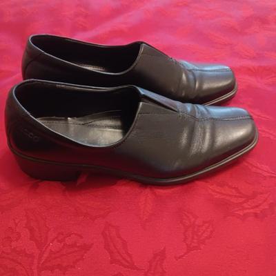 LADIES ECCO LIGHT CASUAL SHOES (38) AND CLARKS COLLECTION DRESS SHOES (7 1/2)