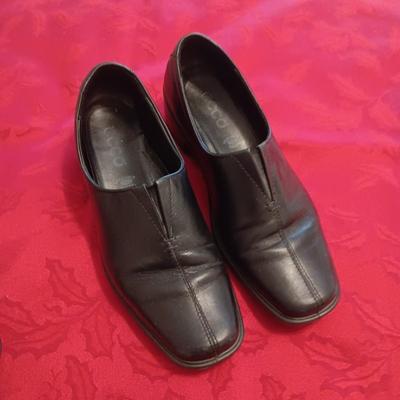 LADIES ECCO LIGHT CASUAL SHOES (38) AND CLARKS COLLECTION DRESS SHOES (7 1/2)