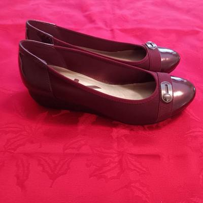LIKE NEW ANNE KLEIN DRESS SHOES (8) & COBB HILL CASUAL SHOES (7 1/2)
