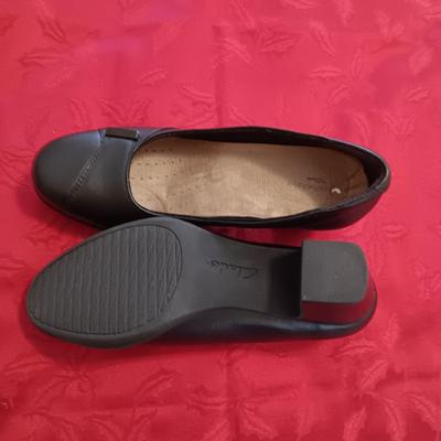 LIKE NEW CLARKS UNSTRUCTURED DRESS SHOES (7) AND NEW SNOW TRAX