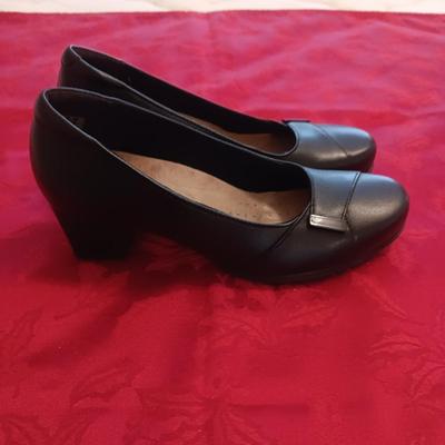 LIKE NEW CLARKS UNSTRUCTURED DRESS SHOES (7) AND NEW SNOW TRAX