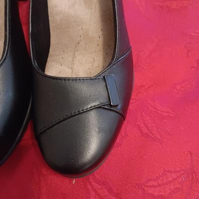 LIKE NEW CLARKS UNSTRUCTURED DRESS SHOES (7) AND NEW SNOW TRAX