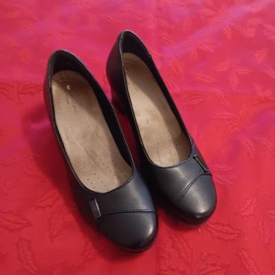 LIKE NEW CLARKS UNSTRUCTURED DRESS SHOES (7) AND NEW SNOW TRAX