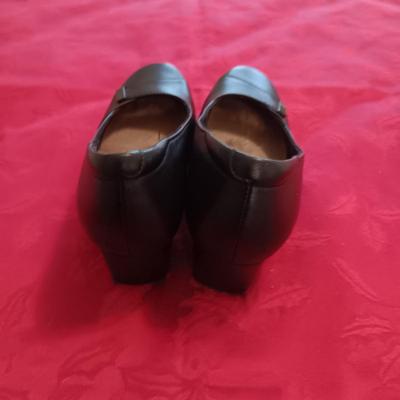 LIKE NEW CLARKS UNSTRUCTURED DRESS SHOES (7) AND NEW SNOW TRAX