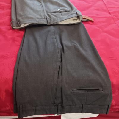 MEN'S OSCAR DE LA RENTA WOOL SUIT COAT & 2 PAIRS OF DRESS PANTS (38)