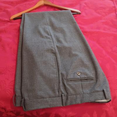 MEN'S OSCAR DE LA RENTA WOOL SUIT COAT & 2 PAIRS OF DRESS PANTS (38)