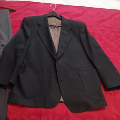 MEN'S OSCAR DE LA RENTA WOOL SUIT COAT & 2 PAIRS OF DRESS PANTS (38)