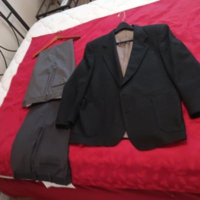 MEN'S OSCAR DE LA RENTA WOOL SUIT COAT & 2 PAIRS OF DRESS PANTS (38)