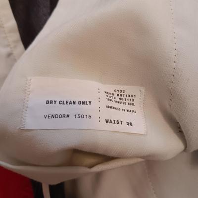MEN'S OSCAR DE LA RENTA WOOL SUIT COAT & 2 PAIRS OF DRESS PANTS (38)
