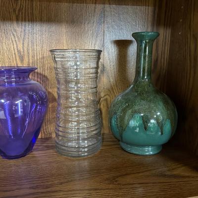 A GOOD VARIETY OF FLOWER VASES