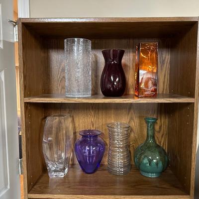 A GOOD VARIETY OF FLOWER VASES