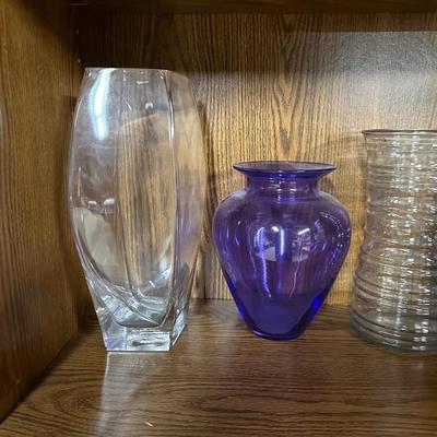 A GOOD VARIETY OF FLOWER VASES