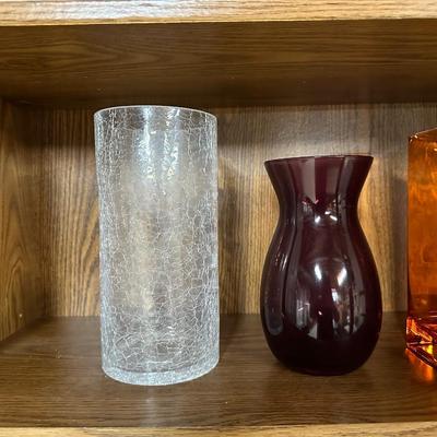 A GOOD VARIETY OF FLOWER VASES
