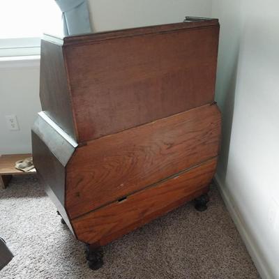 WOODEN ANTIQUE WRITING DESK