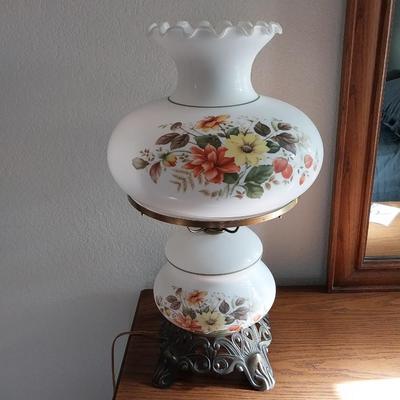 VINTAGE GLASS GLOBE TABLETOP LAMP