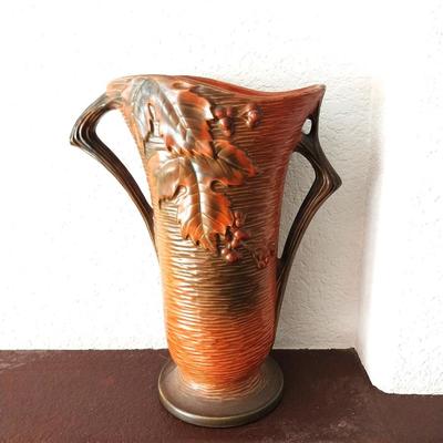 ROSEVILLE POTTERY VASE