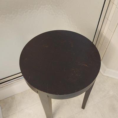 SMALL TABLE WITH TWO FAUX PLANTS