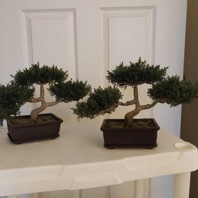 SMALL TABLE WITH TWO FAUX PLANTS