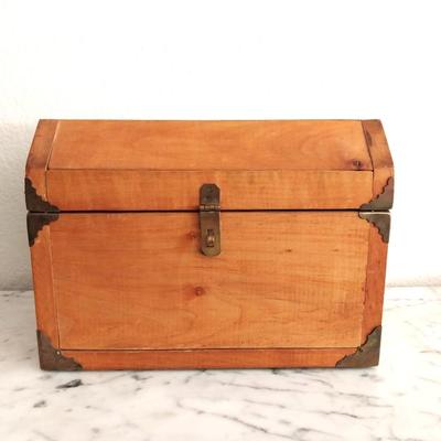 NICE WOODEN BOX WITH LINING