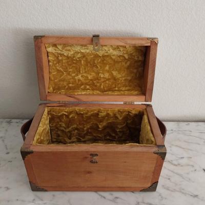 NICE WOODEN BOX WITH LINING
