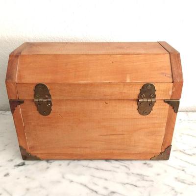 NICE WOODEN BOX WITH LINING