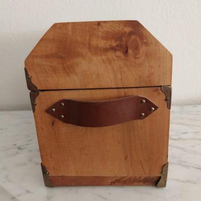 NICE WOODEN BOX WITH LINING