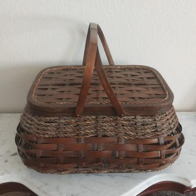 WICKER PICNIC BASKET