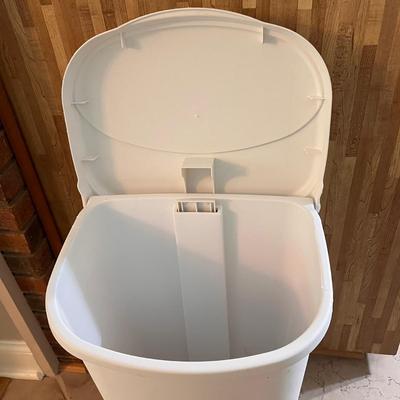 Trash Cans, Step Stools, and Anti-Fatigue Floor Mats (K-DZ)