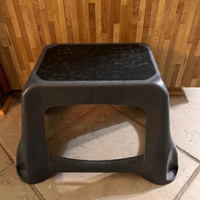 Trash Cans, Step Stools, and Anti-Fatigue Floor Mats (K-DZ)