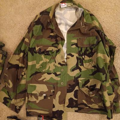 PROPPER COMBAT TROUSERS (35-39) & MATCHING SHIRT (L) PLUS FLEECE HAND WARMER