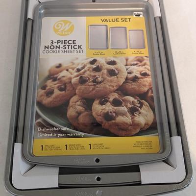 New 3 Piece Non Stick Cookie Sheet Set