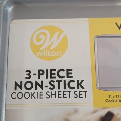 New 3 Piece Non Stick Cookie Sheet Set