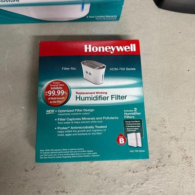 HONEYWELL HUMIDIFIER & LASKO CERAMIC HEATER W/REMOTE