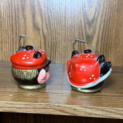 VINTAGE TEAPOT SALT/PEPPER SHAKERS