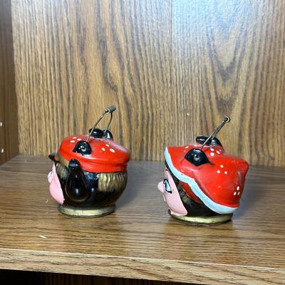 VINTAGE TEAPOT SALT/PEPPER SHAKERS