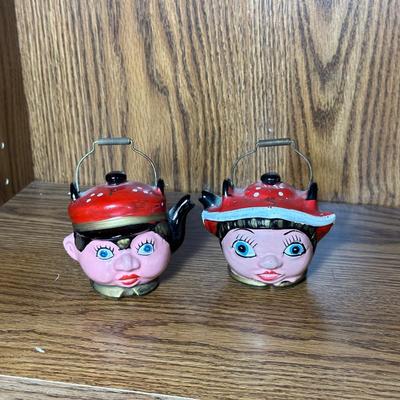 VINTAGE TEAPOT SALT/PEPPER SHAKERS