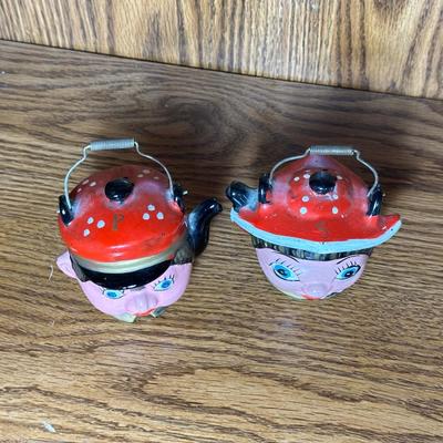 VINTAGE TEAPOT SALT/PEPPER SHAKERS