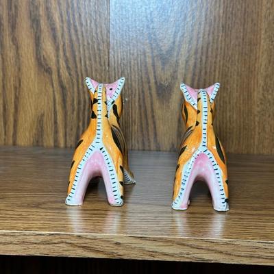 2 SETS OF SALT/PEPPER SHAKERS