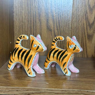 2 SETS OF SALT/PEPPER SHAKERS