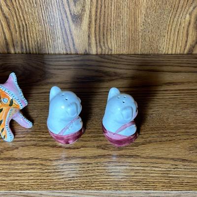 2 SETS OF SALT/PEPPER SHAKERS