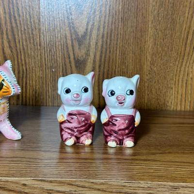 2 SETS OF SALT/PEPPER SHAKERS