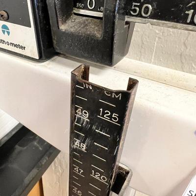Stand up scale with broken height measure