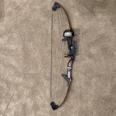 WHITETAIL HUNTER THE BEAR COMPOUND BOW AND EASTON 2018 GAMEGETTER ARROWS