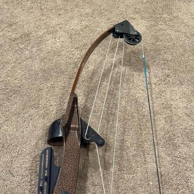 WHITETAIL HUNTER THE BEAR COMPOUND BOW AND EASTON 2018 GAMEGETTER ARROWS