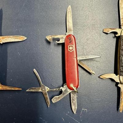 4 FOLDING KNIVES
