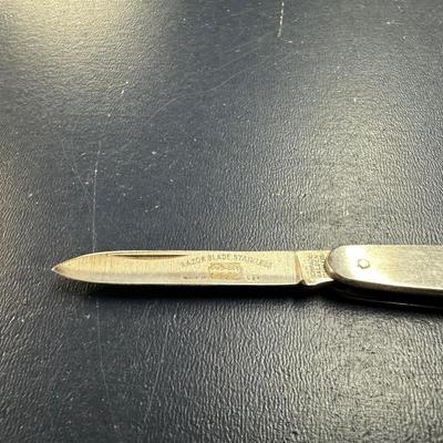 4 FOLDING KNIVES