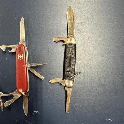 4 FOLDING KNIVES
