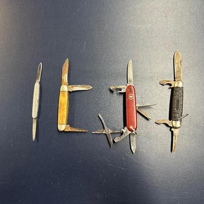 4 FOLDING KNIVES