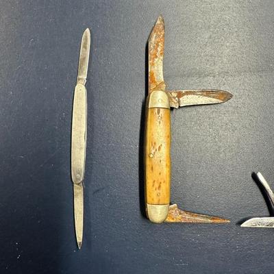 4 FOLDING KNIVES